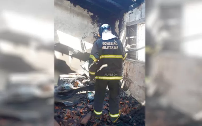 Bombeiros combatem incêndio em casa no bairro Nova Corumbá