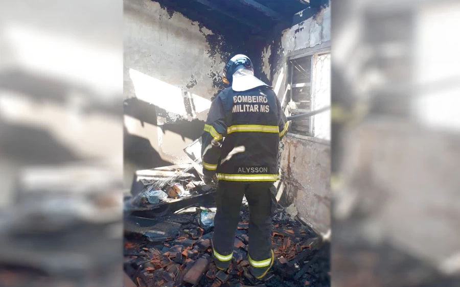 Você está visualizando atualmente Bombeiros combatem incêndio em casa no bairro Nova Corumbá