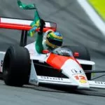 Público se emociona ao ver sobrinho de Senna pilotar McLaren do tio em Interlagos