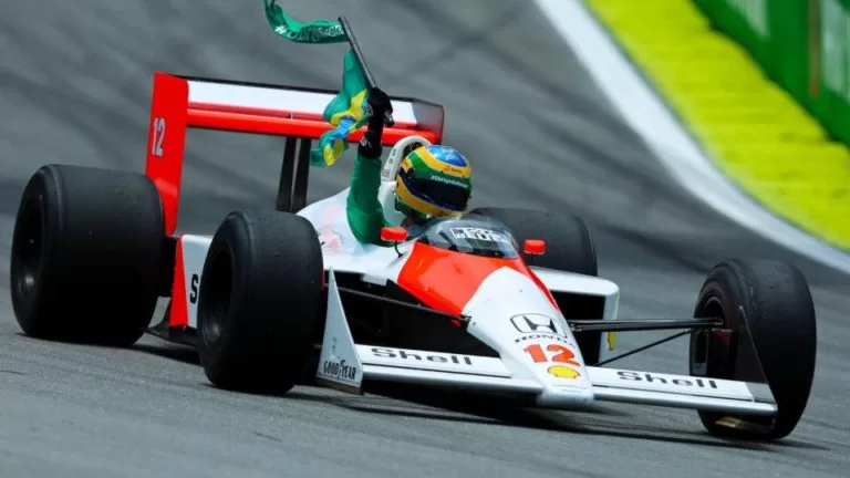 Público se emociona ao ver sobrinho de Senna pilotar McLaren do tio em Interlagos