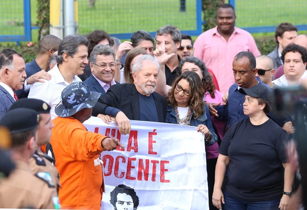 Você está visualizando atualmente Após um ano e sete meses de prisão, Lula deixa prisão em Curitiba