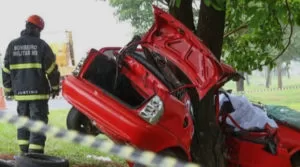 Leia mais sobre o artigo Após deixar filho na escola, casal morre ao bater veículo em árvore na Capital
