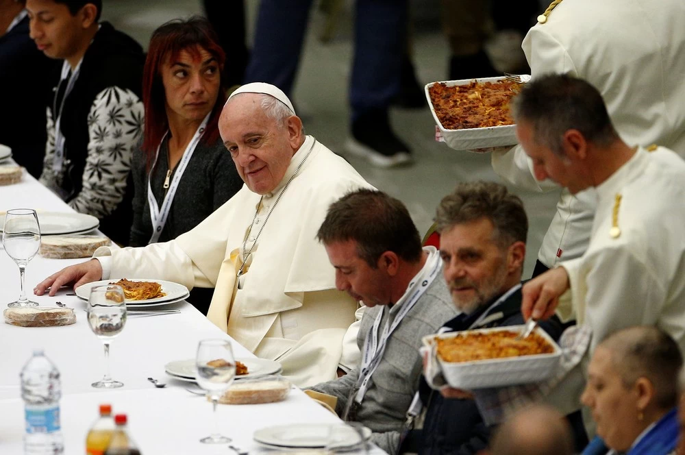 Você está visualizando atualmente Papa Francisco almoça com 1,5 mil moradores de rua no Dia Mundial dos Pobres