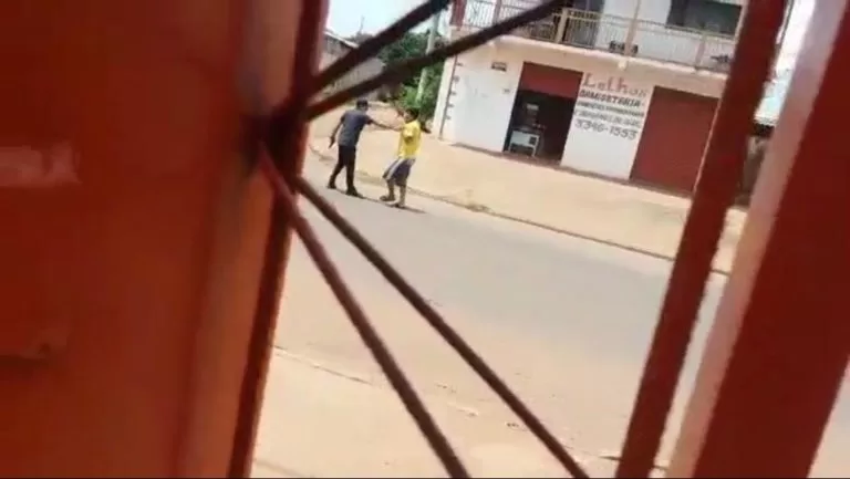 Após briga em escola, sargento da PM tira satisfação, tem arma tomada e suspeito atira