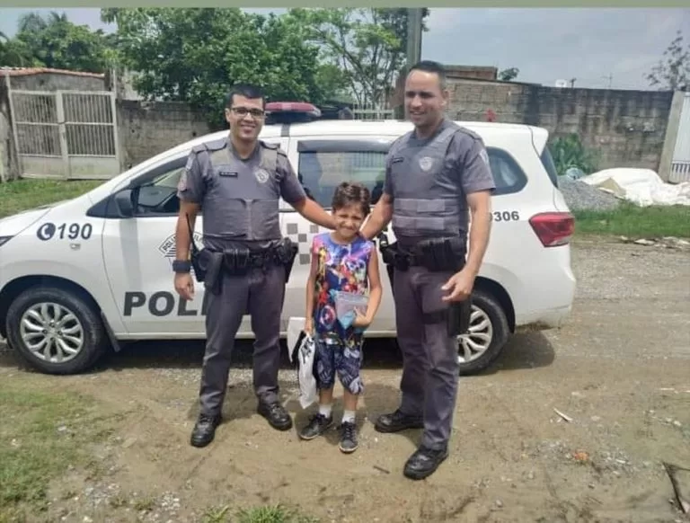 Criança pede comida em carta para o Papai Noel e comove PMs em SP
