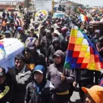 Manifestantes levam caixões de mortos em protestos na Bolívia