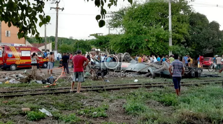 ferrovia oriental trem-descarrilou