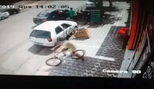 Leia mais sobre o artigo Câmera de segurança flagra furto de bicicleta em frente de autoescola em Corumbá
