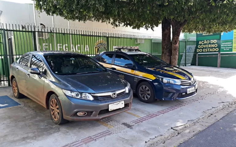 PRF recupera veículo roubado que seria vendido na Bolívia