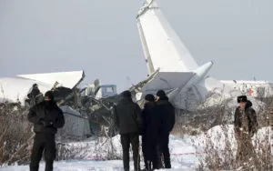 Leia mais sobre o artigo Avião com cerca de 100 pessoas cai no Cazaquistão