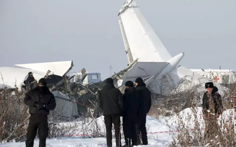 Avião com cerca de 100 pessoas cai no Cazaquistão