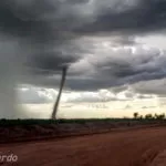 Tornado atinge região Sul de MS e surpreende moradores em rodovia | vídeo