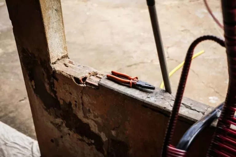 Menina de 12 anos acorrentada pelo pai foge de abrigo e é vista em ruas de bairro na Capital