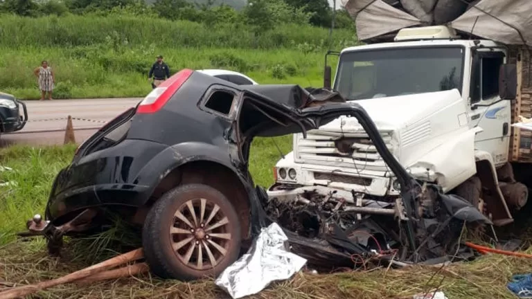 Acidente entre caminhão e carro deixa 3 mortos na BR-262