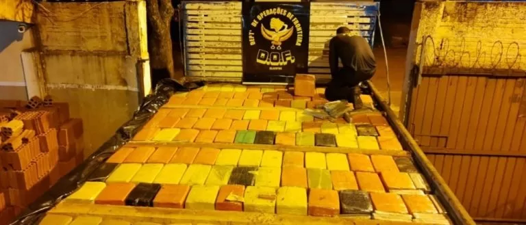 Maior apreensão do ano: polícia encontra 3,6 toneladas de maconha sob tijolos