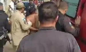 Leia mais sobre o artigo Homem que matou filha de 1 ano é agredido por vizinho e morre em delegacia do RJ