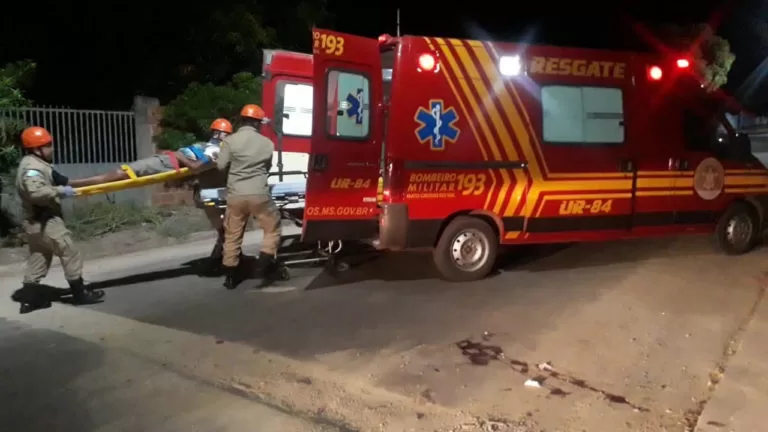 Bombeiros socorrem duas vítimas de queda acidental de motocicletas