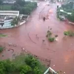 Temporal em Campo Grande: carros arrastados, rotatória debaixo d’água e asfalto destruído