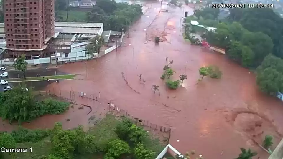 No momento, você está visualizando Temporal em Campo Grande: carros arrastados, rotatória debaixo d’água e asfalto destruído