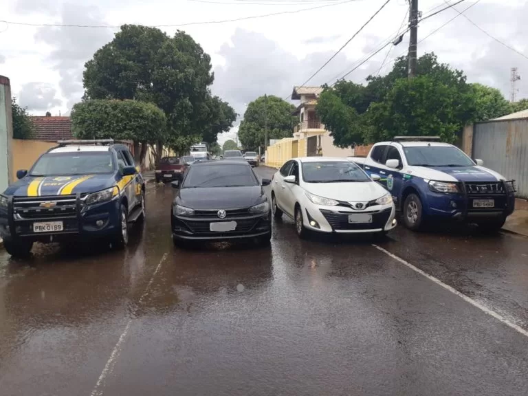 Em ação conjunta, PRF e BP Choque  apreendem 2 carros que seriam levados para a Bolívia