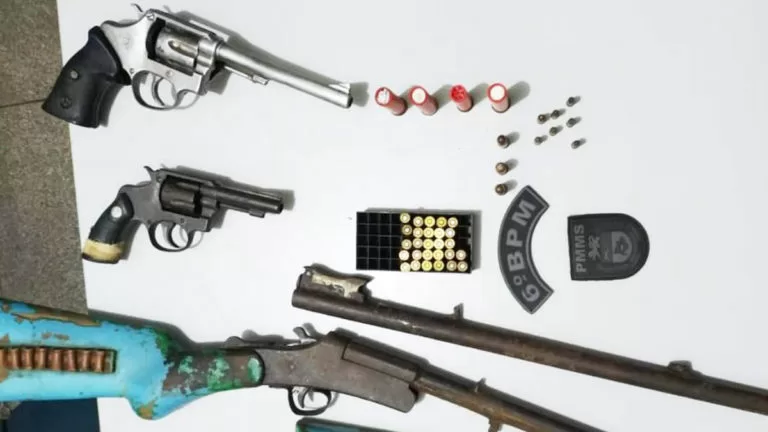 Homem que agrediu mulher com socos é preso e PM apreende armas e munições na casa do autor