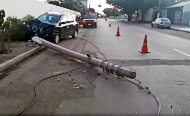 Condutor sem CNH é levado para delegacia após bater carro em poste