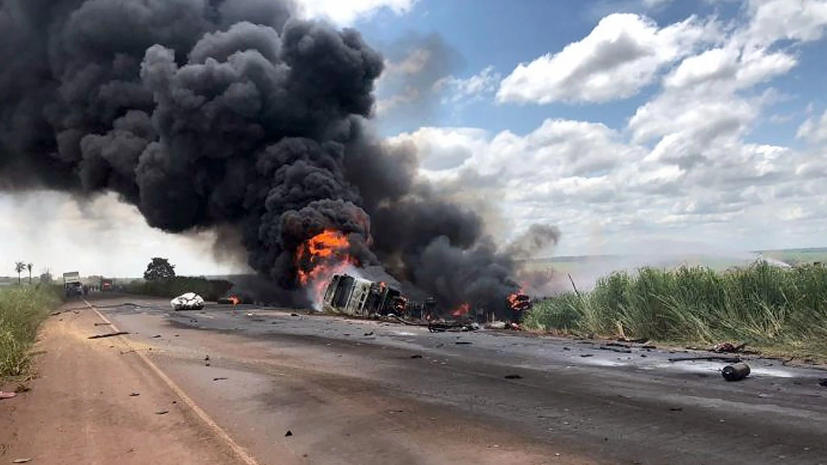 Você está visualizando atualmente Carreta carregada com óleo diesel bate de frente com caminhão, explode e motorista morre na BR-267
