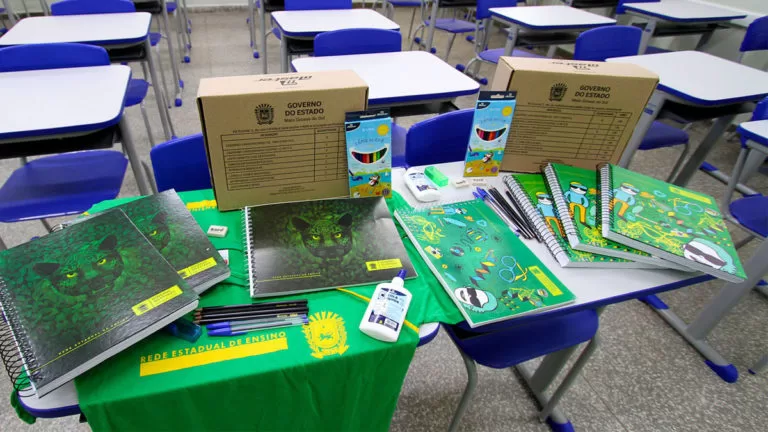Governo garante entrega de uniformes e materiais escolares no início das aulas