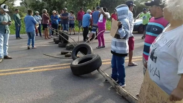 Pescadores fecham BR-262 para exigir decreto que vai substituir Cota Zero