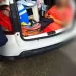 Motorista argentino é flagrado levando sogra em porta-malas de carro