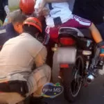 Criança sofre laceração na perna após cadarço de chuteira enroscar em corrente de moto