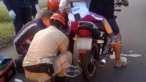 Leia mais sobre o artigo Criança sofre laceração na perna após cadarço de chuteira enroscar em corrente de moto