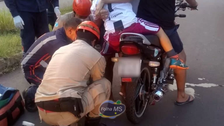 Criança sofre laceração na perna após cadarço de chuteira enroscar em corrente de moto