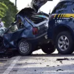 Motorista morre e três pessoas ficam feridas em acidente entre ônibus e carro na BR-262