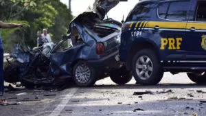 Leia mais sobre o artigo Motorista morre e três pessoas ficam feridas em acidente entre ônibus e carro na BR-262