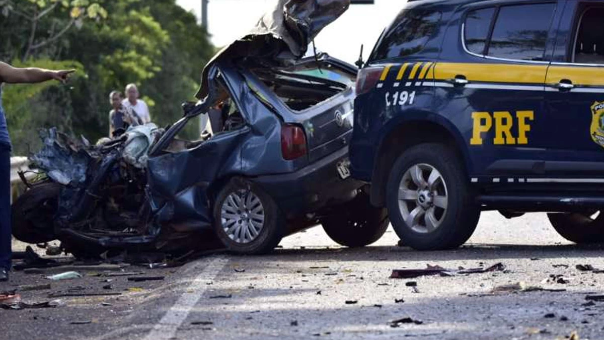 Você está visualizando atualmente Motorista morre e três pessoas ficam feridas em acidente entre ônibus e carro na BR-262