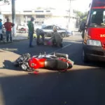 Bombeiros socorrem ciclista atropelado por motocicleta