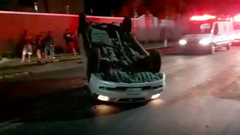 Gestante é socorrida pelos bombeiros após colisão entre carros no centro