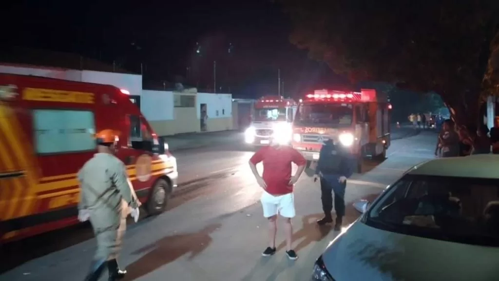 Bombeiros socorrem vítimas de colisão entre carros na 21 de setembro 2 acidente2