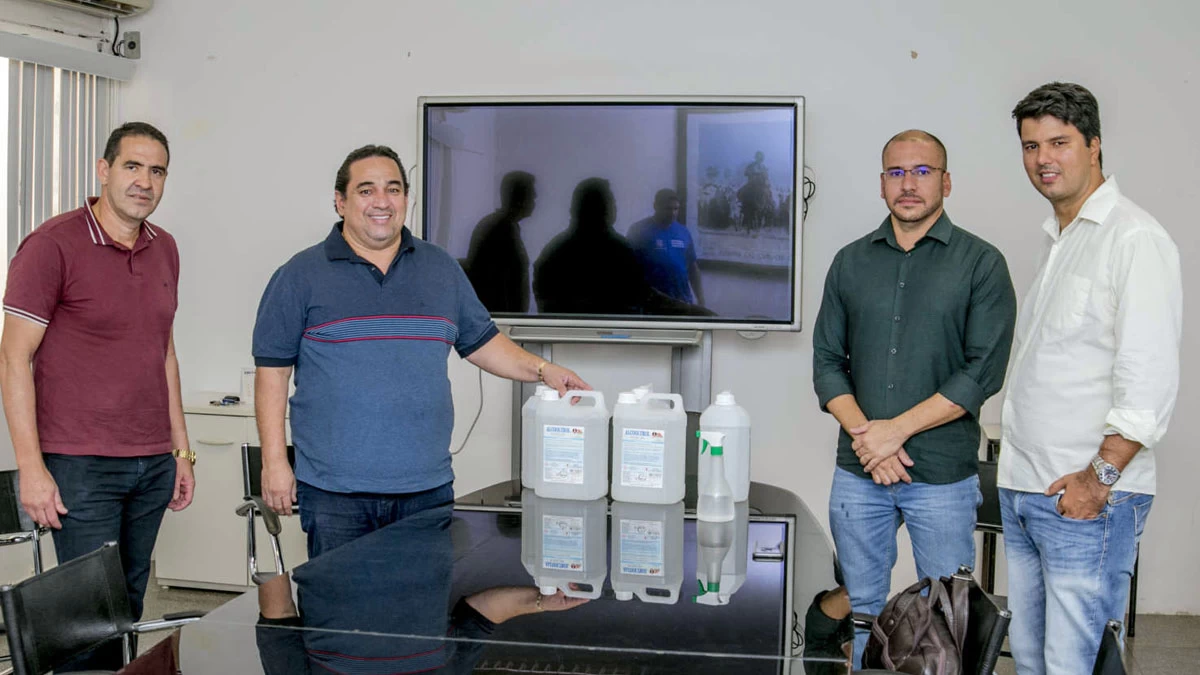 Leia mais sobre o artigo Empresa Andorinha faz doação de 300 litros de álcool em gel para Prefeitura de Corumbá
