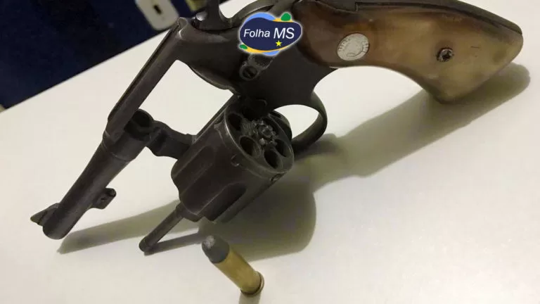 Durante abordagem policial, dupla é presa com arma de fogo no bairro Guarani