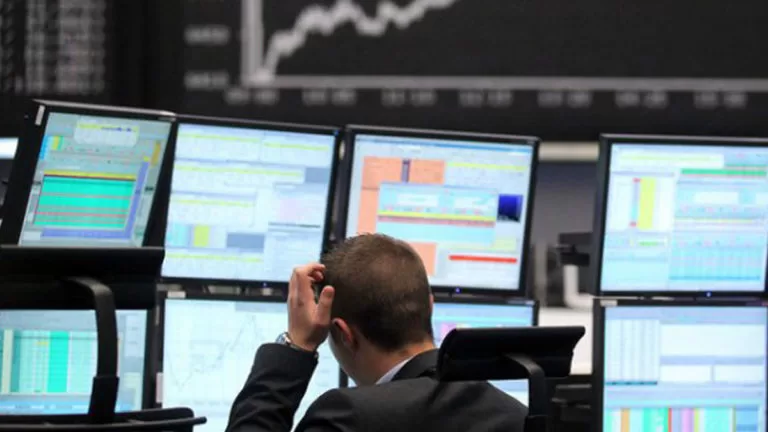 Bolsa de São Paulo interrompe negócios após queda de 10%