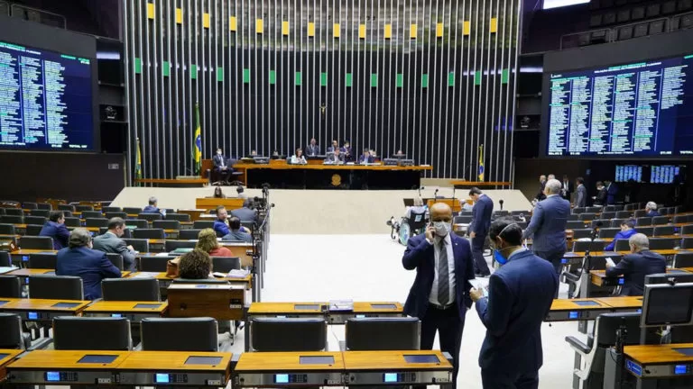 Câmara aprova auxílio de R$ 600 por mês para trabalhador informal