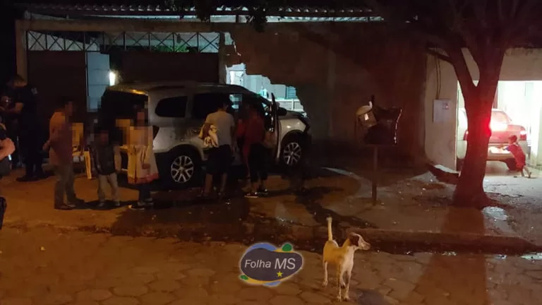 Motorista se atrapalha com câmbio automático e invade residência no Dom Bosco