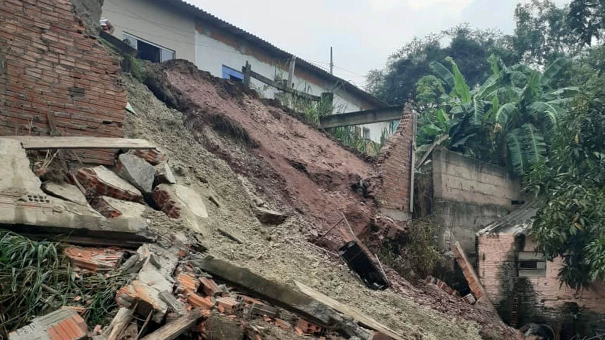 Você está visualizando atualmente Chuva provoca deslizamento de encosta no bairro Cervejaria