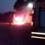 Bombeiros combatem incêndio em carreta estacionada em pátio de transportadora