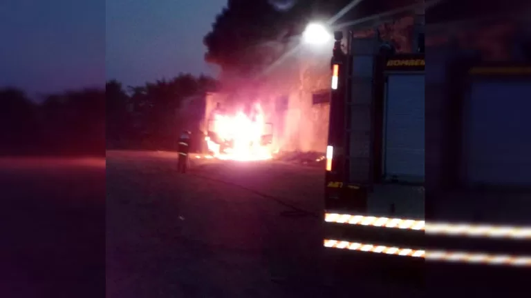 Bombeiros combatem incêndio em carreta estacionada em pátio de transportadora