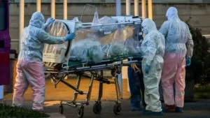 Leia mais sobre o artigo Vídeo | O enterro em lotes de  mortos e o cenário de horror na Itália