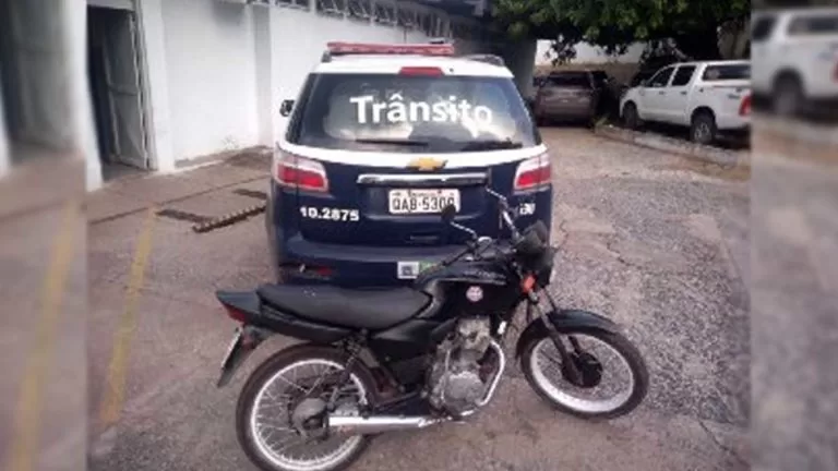 Flagrado com motocicleta roubada em Ladário, diz que ganhou veículo de “presente”