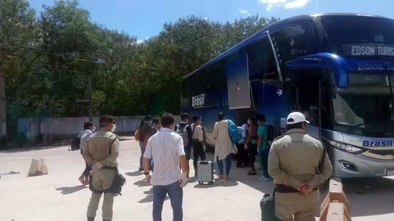 Sem linha regular, bolivianos fretam ônibus para chegar à fronteira com Corumbá